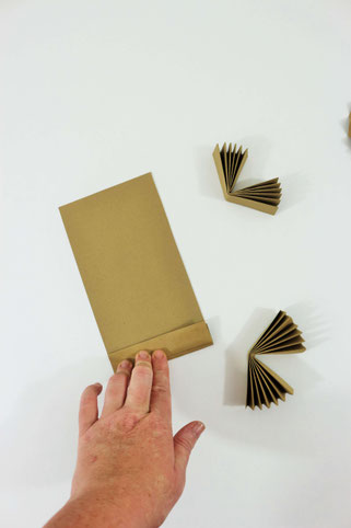 Bild: DIY Adventskalender für Kinder & Pferde-Fans mit dieser Anleitung als Upcycling-Adventskiste ganz einfach und kreativ selber machen. Mit Schritt-für-Schritt Anleitung für Reiterabzeichen. // Partystories.de entdecken! // #diyAdventskalender #Pferde
