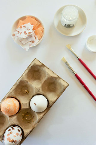 • Bild: DIY Dekoration für Ostern – Ostereier mit Servietten und Blattgold basteln, die Alternative zum Ostereier bemalen; Ideen und Anleitung gefunden auf www.partystories.de