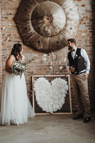 Bild: DIY Deko Backdrop für die Party oder Hochzeit – mit dieser Anleitung ganz einfach eine Upcycling Dekoration aus alten Kaffeefiltern selber basteln // gefunden auf dem Partystyling Blog Partystories.de // Foto: Sebastian Sachs, Gefühlsrausch