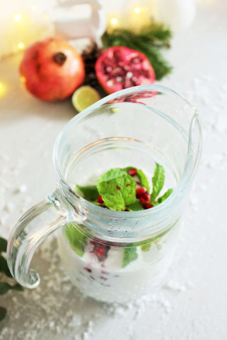 Bild: Rezept Winter Cocktail - perfekt für Advent, Weihnachten oder die Silvester party. Winter Mojito mit Batida Rum, Kokosnuss, Granatapfel und Minze // Rezept und Fotos von Partystories.de // #Wintercocktail #Mojito #Weihnachtscocktail #batida