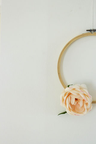 Bild: DIY Dekoration mit runden Holz-Stickrahmen und Blumen selber basteln: Mit dieser Schritt-für-Schritt Anleitung kannst Du schöne Deko für die Party oder Hochzeit im Vintage-Stil oder Boho-Stil selber machen; gefunden auf www.partystories.de