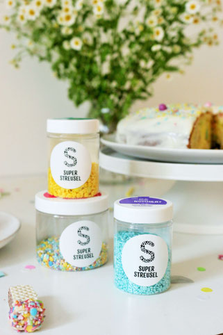 Bild: Funfetti Ruehrkuchen Rezept // So einfach einen bunten Kuchen mit Streuseln backen – perfekt zur Einschulung, den Kindergeburtstag, oder eine bunte Funfetti-Konfetti Party // Rezept & Fotos vom Kreativblog Partystories.de Düsseldorf // #Kuchenrezept