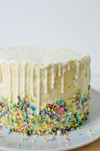 Bild: Funfetti-Torte ohne backen umsetzen // Mit dieser Anleitung ganz einfach eine coole Tiefkühl-Torte aufpeppen, und mit Streuseln sowie Kuvertüre als Drip-Cake für Geburtstag, Kindergeburtstag, Einschulung & die Party gestalten // Partystories.de Blog