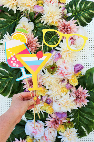 Bild: Ideen für eine Tropical Sommer Party - So einfach eine schöne tropische Party mit DIY Deko, Essen und Getränken für jeden Anlass umsetzen und feiern // tropische DIY Fotowand als Photobooth Ecke // www.partystories.de