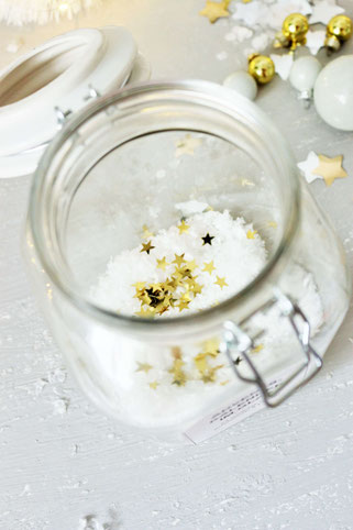 Bild: DIY Adventskalender im Glas to-go selber machen – Upcycling und zerp waste Adventskalender im Drahtbügelglas mit Gedichten und Sprüchen gestalten, ohne Schokolade oder Geschenke // Partystories.de // Blogparade #bloggingaroundthechristmastree