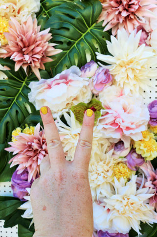 Bild: DIY Photobooth -So einfach kannst Du eine schöne Fotoecke samt Hintergrundwand im tropical Style aus Seidenblumen und Monstera Blättern selbst gestalten, von Partystories.de in Kooperation mit Depot