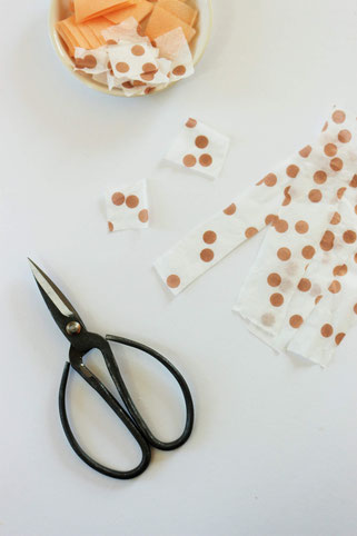 • Bild: DIY Dekoration für Ostern – Ostereier mit Servietten und Blattgold basteln, die Alternative zum Ostereier bemalen; Ideen und Anleitung gefunden auf www.partystories.de