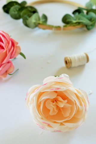 Bild: DIY Dekoration mit runden Holz-Stickrahmen und Blumen selber basteln: Mit dieser Schritt-für-Schritt Anleitung kannst Du schöne Deko für die Party oder Hochzeit im Vintage-Stil oder Boho-Stil selber machen; gefunden auf www.partystories.de
