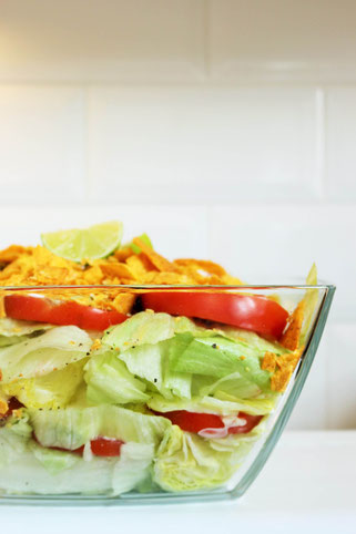 Bild: Rezept für Wraps mal anders – kleine Wrap Muffins als herzhaftes Partyfood mit Hackfleisch Füllung oder vegetarisch, leckere mexikanische Party Snacks mit passenden Beilagen; gefunden auf www.partystories.de