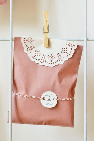 Bild: DIY Geschenk Idee für die Braut // So einfach kannst Du als Trauzeugin oder Brautjungfer einen Countdown Kalender für die Hochzeit als Geschenk an die Braut basteln; gefunden auf www.partystories.de