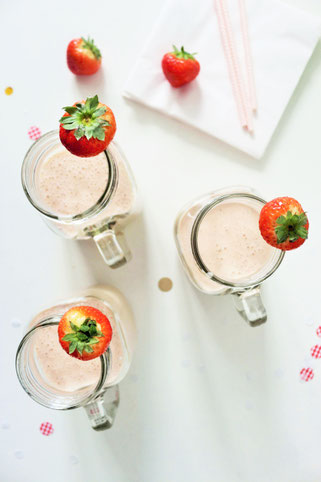 Bild: Gesunder Smoothie-Milkshake mit Erdbeeren, Bananen und Joghurt – mit diesem Rezept ganz einfach leckere Shakes für die Party und jeden Anlass zum feiern mixen // gefunden auf dem DIY-, Kreativ- und Foodblog www.partystories.de // #Erdbeerrezept
