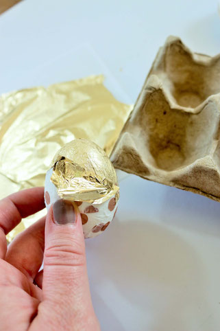 • Bild: DIY Dekoration für Ostern – Ostereier mit Servietten und Blattgold basteln, die Alternative zum Ostereier bemalen; Ideen und Anleitung gefunden auf www.partystories.de