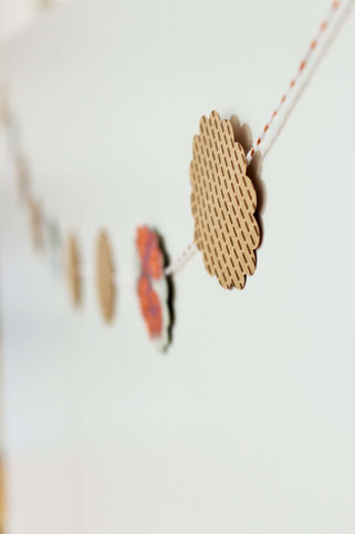 Bild: DIY Party Deko und Dekoration für die Hochzeit mit diesen Ideen aus Geschenkpapier ganz einfach selber basteln; gefunden auf www.partystories.de in Kooperation mit Jung Verpackungen