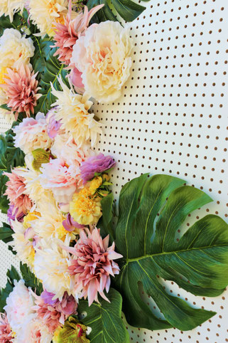 Bild: DIY Photobooth -So einfach kannst Du eine schöne Fotoecke samt Hintergrundwand im tropical Style aus Seidenblumen und Monstera Blättern selbst gestalten, von Partystories.de in Kooperation mit Depot