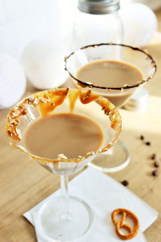 Bild: Espresso Martini Rezept – Cocktail mit kaltem Kaffee und Wodka, der ideale Party Cocktail aufgepeppt mit Salzbretzeln, Schokolade und salted Caramel. // Rezept und Anleitung von partystories.de // #coldbrew #coffeecocktail #Martini #Partyrezept