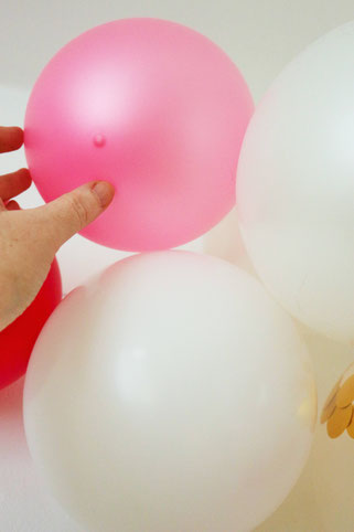Bild: DIY Luftballon Girlande // So einfach kannst Du angesagte Deko mit Luftballons für deine Party, die Hochzeit, den Geburtstag, den JGA, die Bridalshower, die Babyparty und für jeden anderen Anlass selber machen! gefunden auf www.partystories.de