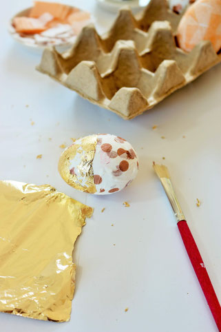 • Bild: DIY Dekoration für Ostern – Ostereier mit Servietten und Blattgold basteln, die Alternative zum Ostereier bemalen; Ideen und Anleitung gefunden auf www.partystories.de