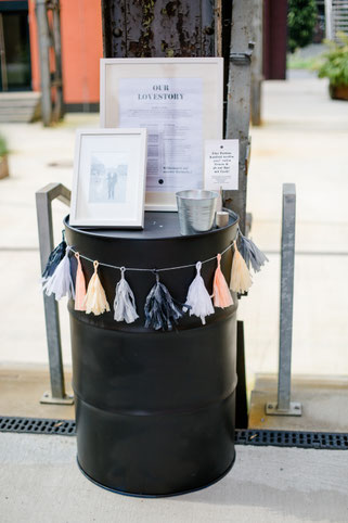 Bild: Tipps und Ideen für eine DIY Hochzeit im urban-industrial Stil, echte Tipps von einer echten Braut nicht nur für eine Sommer Hochzeit, Inspirationen einer echten Hochzeit mit freier Trauung in Düsseldorf, gefunden auf www.partystories.de