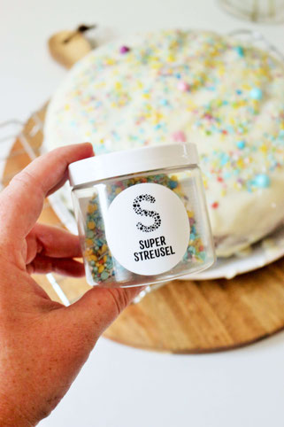 Bild: Funfetti Ruehrkuchen Rezept // So einfach einen bunten Kuchen mit Streuseln backen – perfekt zur Einschulung, den Kindergeburtstag, oder eine bunte Funfetti-Konfetti Party // Rezept & Fotos vom Kreativblog Partystories.de Düsseldorf // #Kuchenrezept