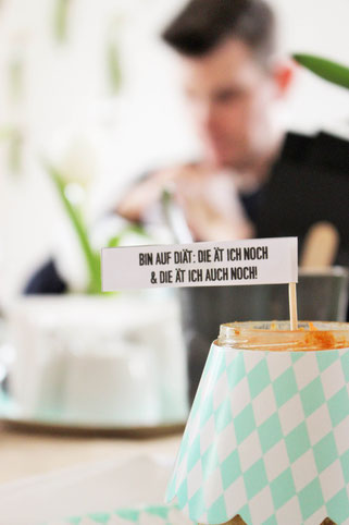 Bild: DIY Dekoration für Ostern basteln - mit diesem Freebie Vorlage schöne Kuchentopper, Cake Topper und Brunch Deko selber machen, diese und noch mehr kreative DIY Deko Ideen für Ostern gibt's auf www.partystories.de