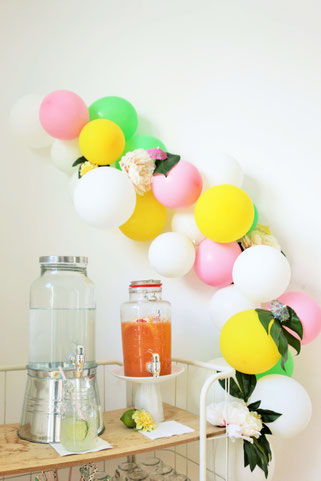 Bild: Ideen für eine Tropical Sommer Party - So einfach eine schöne tropische Party mit DIY Deko, Essen und Getränken für jeden Anlass umsetzen und feiern // tropische Getränkestation und Limobar Deko mit Getränkespendern // www.partystories.de