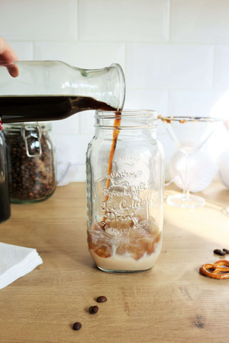 Bild: Espresso Martini Rezept – Cocktail mit kaltem Kaffee und Wodka, der ideale Party Cocktail aufgepeppt mit Salzbretzeln, Schokolade und salted Caramel. // Rezept und Anleitung von partystories.de // #coldbrew #coffeecocktail #Martini #Partyrezept