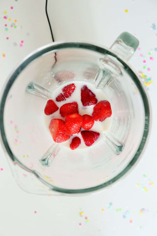 Bild: Milkshake Rezept als Funfetti-Streusel-Freakshake mit Früchten wie Erdbeeren, Banane oder Heidelbeeren ganz einfach die Party, den Geburtstag, die Einschulung und jeden Anlass zum feiern mixen! // gefunden auf dem Kreativblog Partystories.de