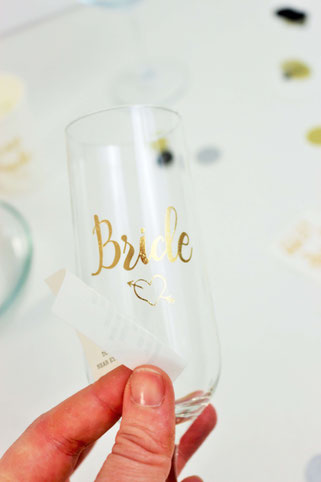 Bild: DIY Deko Idee für den JGA und die Brautparty - so einfach Gläser und Becher mit temporären Tattoos wie „Team Bride“ individuell gestalten // gefunden auf www.partystories.de // #teambraut #teambride #jga #Brautparty #bridalparty #diydeko