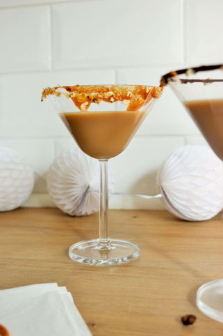 Bild: Espresso Martini Rezept – Cocktail mit kaltem Kaffee und Wodka, der ideale Party Cocktail aufgepeppt mit Salzbretzeln, Schokolade und salted Caramel. // Rezept und Anleitung von partystories.de // #coldbrew #coffeecocktail #Martini #Partyrezept