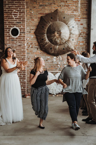 Bild: DIY Deko Backdrop für die Party oder Hochzeit – mit dieser Anleitung ganz einfach eine Upcycling Dekoration aus alten Kaffeefiltern selber basteln // gefunden auf dem Partystyling Blog Partystories.de // Foto: Sebastian Sachs, Gefühlsrausch