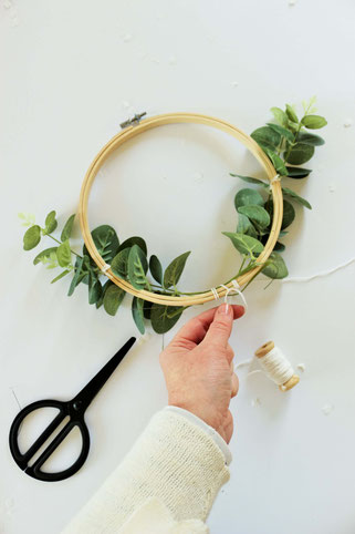 Bild: DIY Dekoration mit runden Holz-Stickrahmen und Blumen selber basteln: Mit dieser Schritt-für-Schritt Anleitung kannst Du schöne Deko für die Party oder Hochzeit im Vintage-Stil oder Boho-Stil selber machen; gefunden auf www.partystories.de