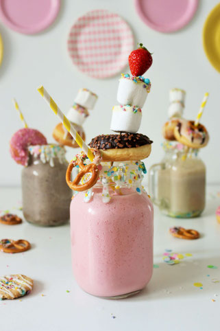 Bild: Milkshake Rezept als Funfetti-Streusel-Freakshake mit Früchten wie Erdbeeren, Banane oder Heidelbeeren ganz einfach die Party, den Geburtstag, die Einschulung und jeden Anlass zum feiern mixen! // gefunden auf dem Kreativblog Partystories.de