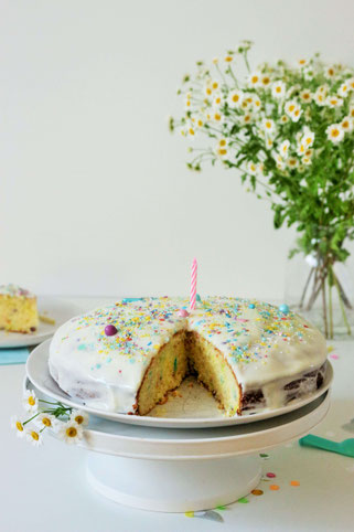 Bild: Funfetti Ruehrkuchen Rezept // So einfach einen bunten Kuchen mit Streuseln backen – perfekt zur Einschulung, den Kindergeburtstag, oder eine bunte Funfetti-Konfetti Party // Rezept & Fotos vom Kreativblog Partystories.de Düsseldorf // #Kuchenrezept