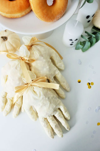 Bild: Ideen für DIY Halloween Dekoration - mit diesen 3 Anleitungen ganz einfach Halloween Geister Deko selber machen und basteln: Girlande, Kerzen, Flaschen für den Halloween Sweettable // www.partystories.de // #halloween #halloweendiy #diydeko #diyblog