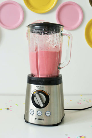 Bild: Milkshake Rezept als Funfetti-Streusel-Freakshake mit Früchten wie Erdbeeren, Banane oder Heidelbeeren ganz einfach die Party, den Geburtstag, die Einschulung und jeden Anlass zum feiern mixen! // gefunden auf dem Kreativblog Partystories.de
