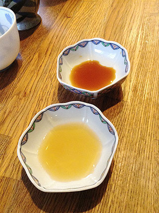 通常の醤油(上)と米醤油(下)を嘗め比べます。米醤油は仄かな吟醸香のような香りがあり軽やかな印象ながら引きのあるうま味を奏でます。刺身にマッチしそうな味わいです