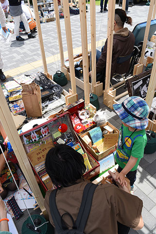 今年の6月に行われた佐倉城下町一箱古本市の様子です