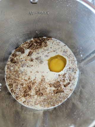 Toffifee-Likör wird im Topf kurz erhitzt und cremig gerührt
