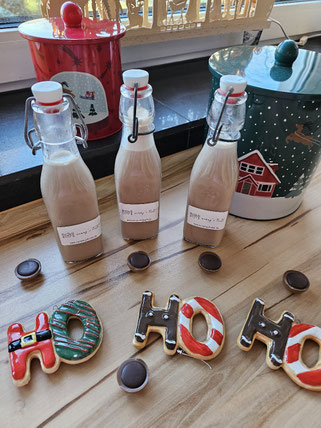 Cremiger Toffifee-Likör selbst gemacht in Glasflaschen serviert