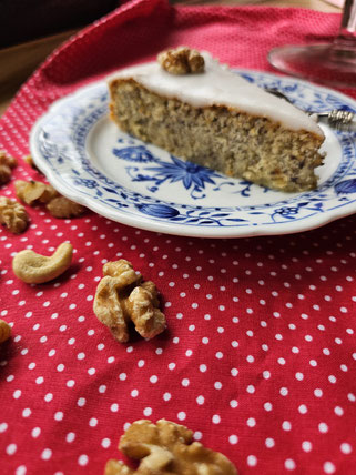 Saftige Omas Nusstorte frisch gebacken auf dem Kuchenteller
