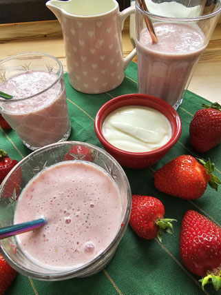 Erdbeermilkshake Nahaufnahme cremig und frisch