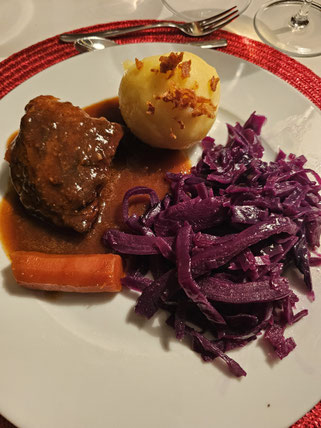 Rotkohl als Beilage zu Rinderrouladen - klassisches Sonntagsessen