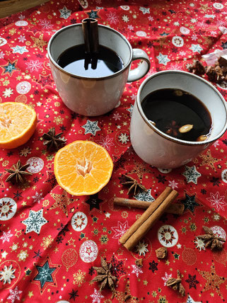 Klassischer Glühwein selbstgemacht mit Gewürzen