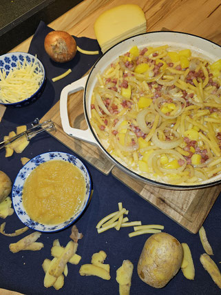 Älplermagronen mit Käse, Kartoffeln und Röstzwiebeln klassisch serviert