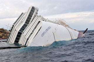 Kapitän Schettino setzt die "Costa Concordia" auf einen Felsen vor Giglio, das Schiff kentert. Schettino erweist sich als Feigling, flieht als einer der Ersten von Bord.