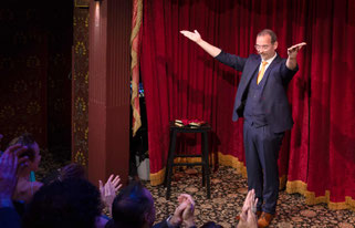 Axel Hecklau nimmt seinen Applaus nach seiner Show im Magic Castle, Los Angeles entgegen