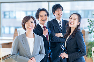 笑顔の男性社員と女性社員