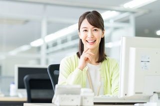 オフィスで内部統制強化支援の仕事をする女性