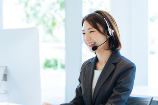 電話対応をする女性社員