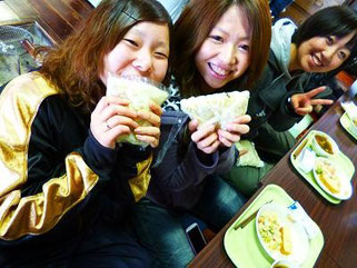 一緒に活動している大学生たち。うどん、おつゆが別々なのに感動していましたよ。